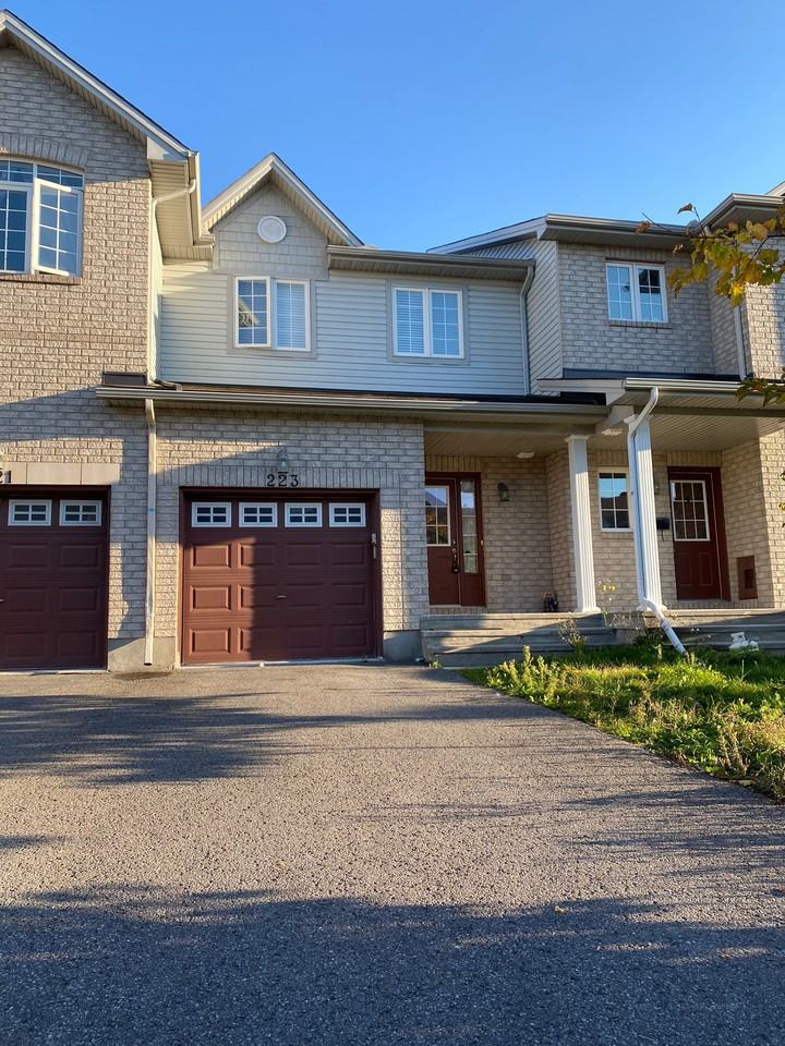 223 Macoun Circle, Ottawa, ON K1T 0H9 3 Bedroom House for 2,100/month