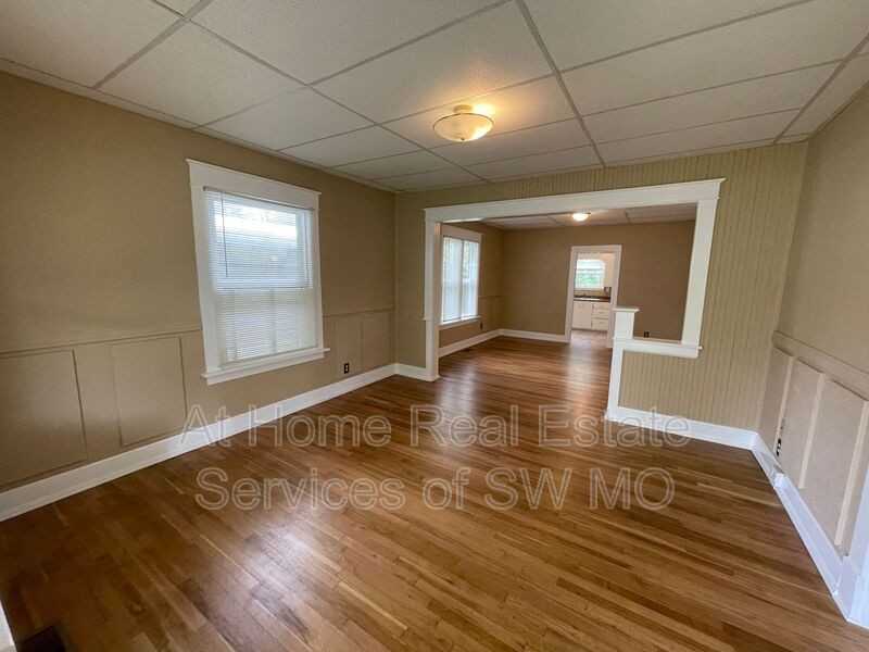 1104 S Oak Park Dr - Photo 2 of 10