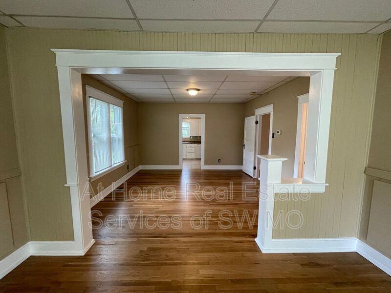 1104 S Oak Park Dr - Photo 3 of 10