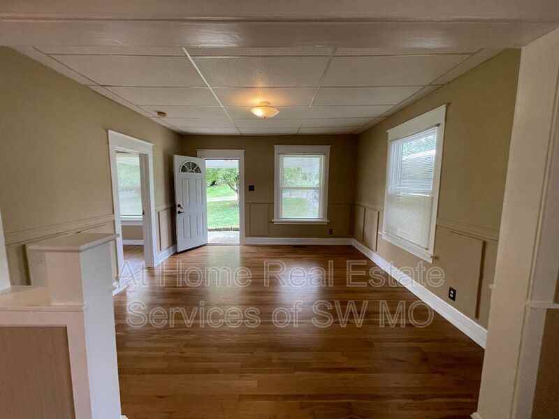 1104 S Oak Park Dr - Photo 4 of 10