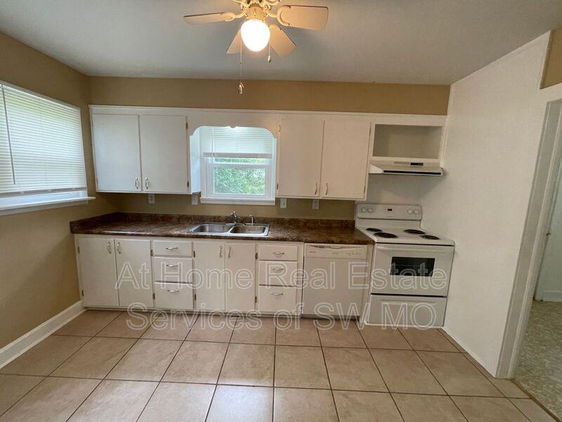 1104 S Oak Park Dr - Photo 7 of 10