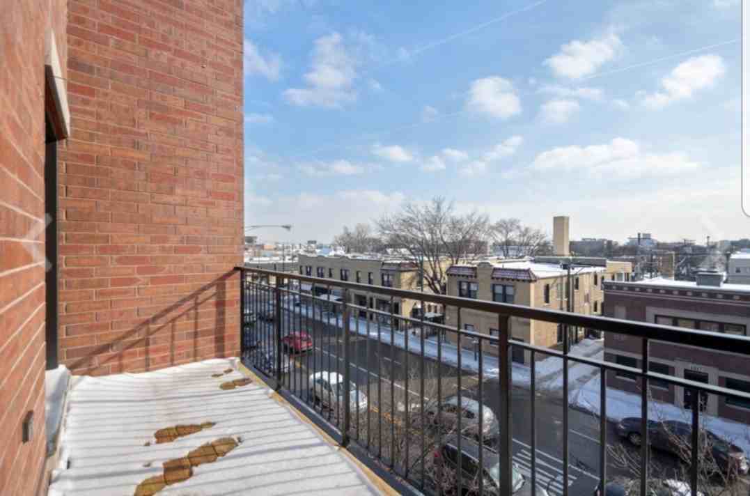 4812 West Montrose Avenue #103