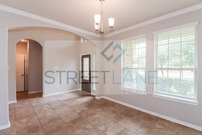 2027 Bluff Hollow Ln - Photo 3 of 15