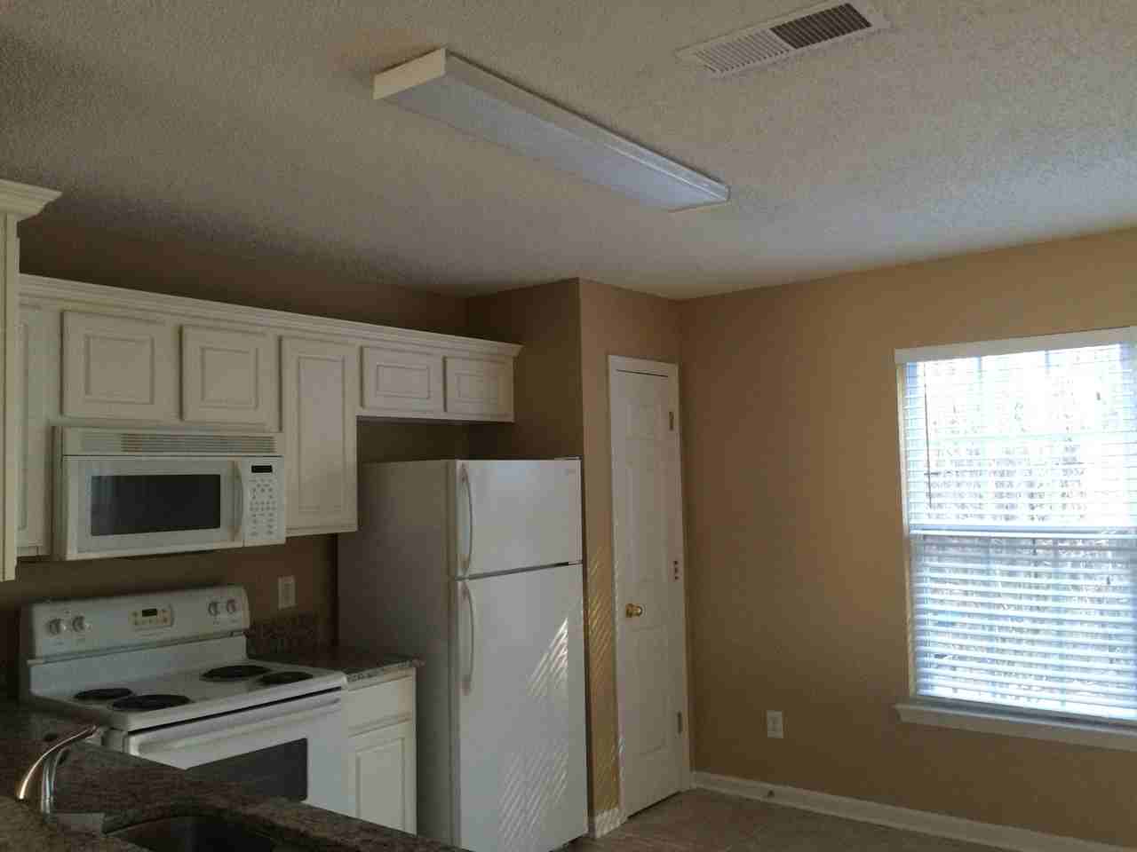 203 London Dr - Photo 3 of 12