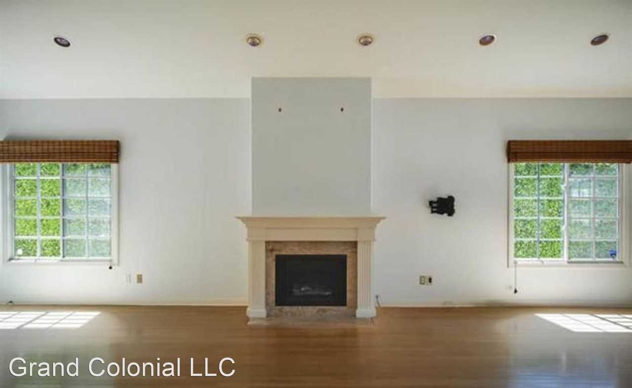 332 N Bowling Green Way - Photo 2 of 17