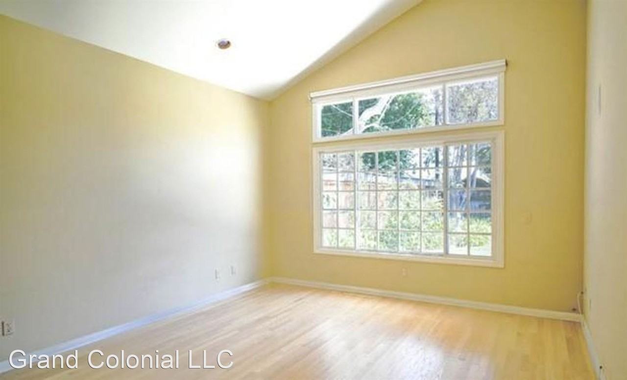 332 N Bowling Green Way - Photo 3 of 17