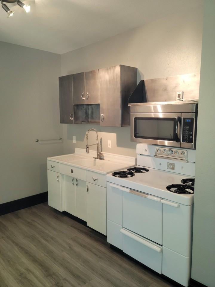 305 W 2nd St #4 - Photo 3 of 10