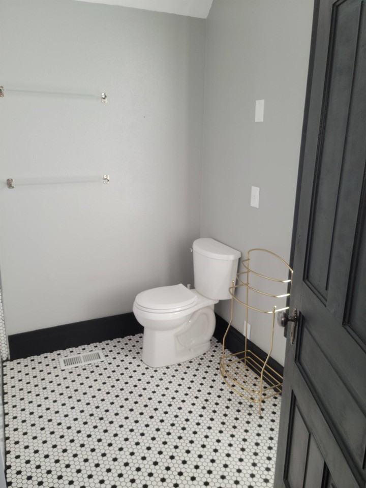 305 W 2nd St #4 - Photo 4 of 10