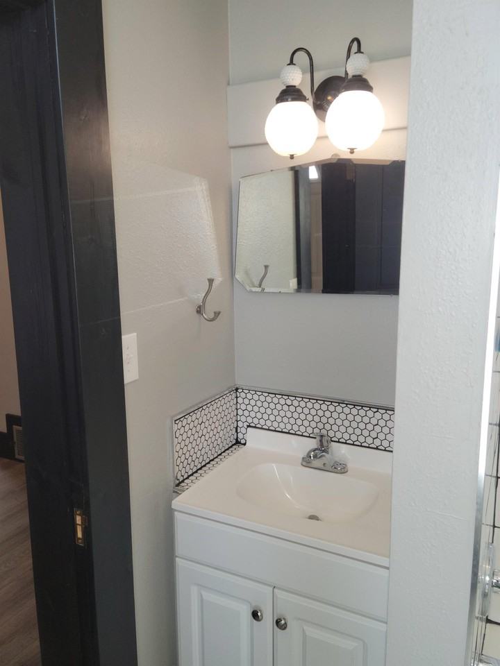 305 W 2nd St #4 - Photo 5 of 10