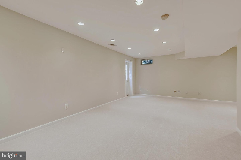 12165 Hayfield Ct - Photo 2 of 8