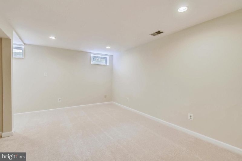 12165 Hayfield Ct - Photo 3 of 8