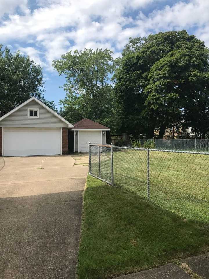 1046 W 26th St - Photo 2 of 25
