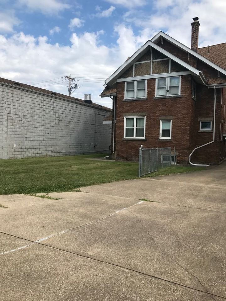 1046 W 26th St - Photo 3 of 25