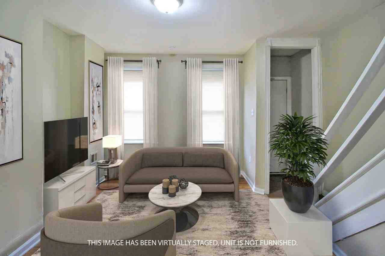 811 W Schiller St - Photo 3 of 8