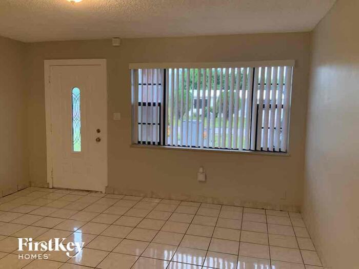 6227 Sw 20th St - Photo 3 of 21