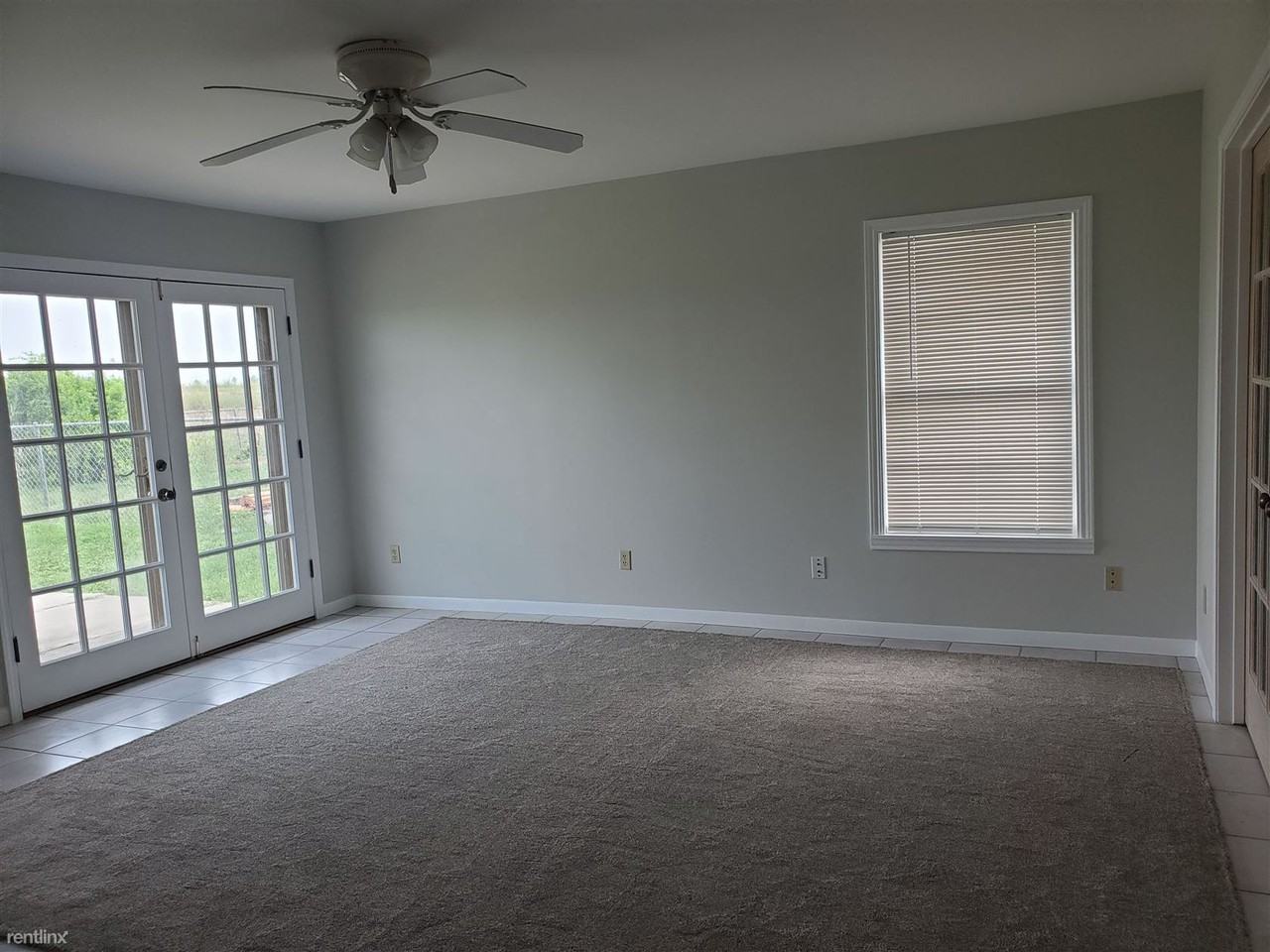 2301 N Parkwood Dr - Photo 3 of 16