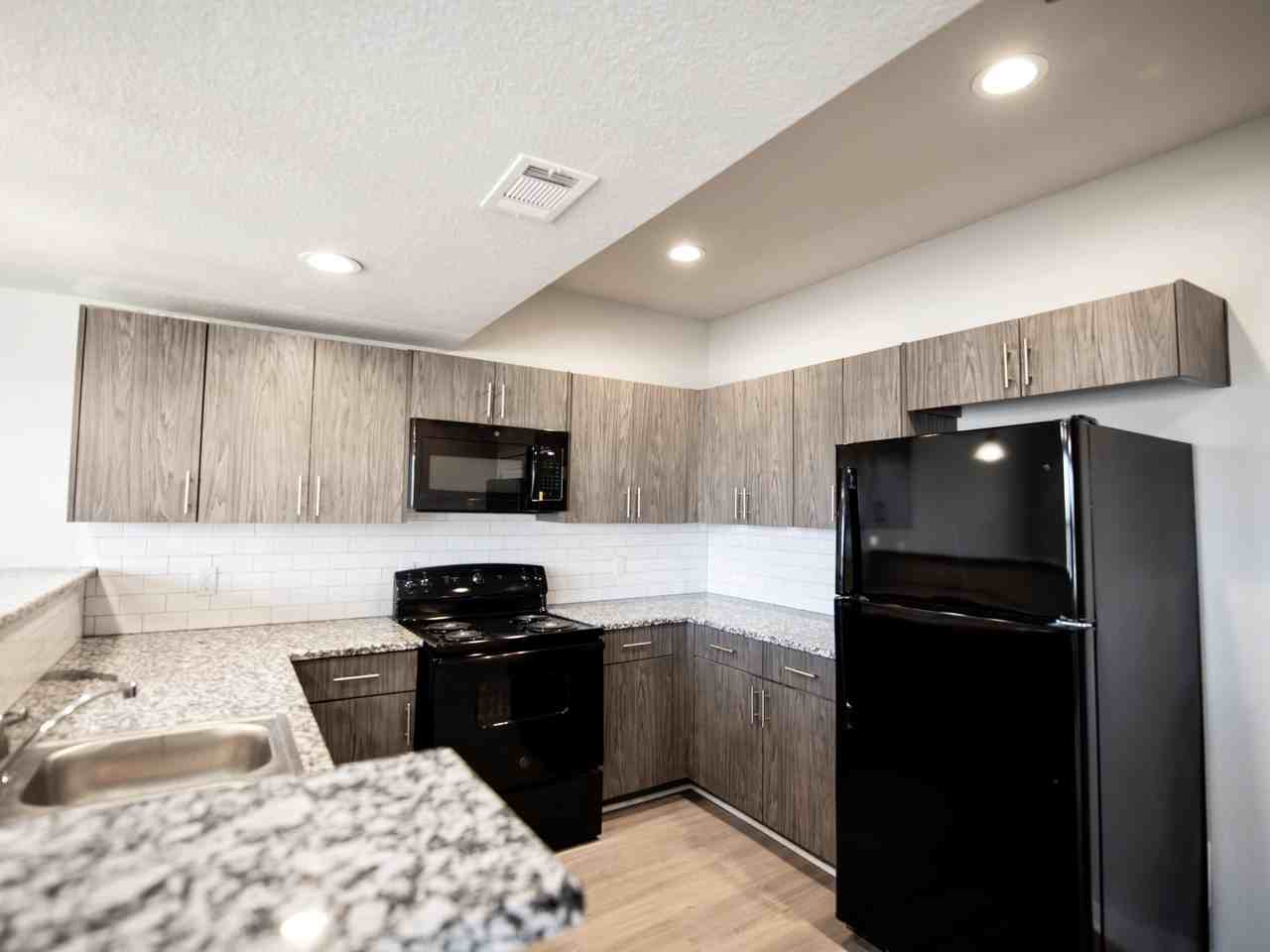 1307 Austin Ave - Photo 4 of 16