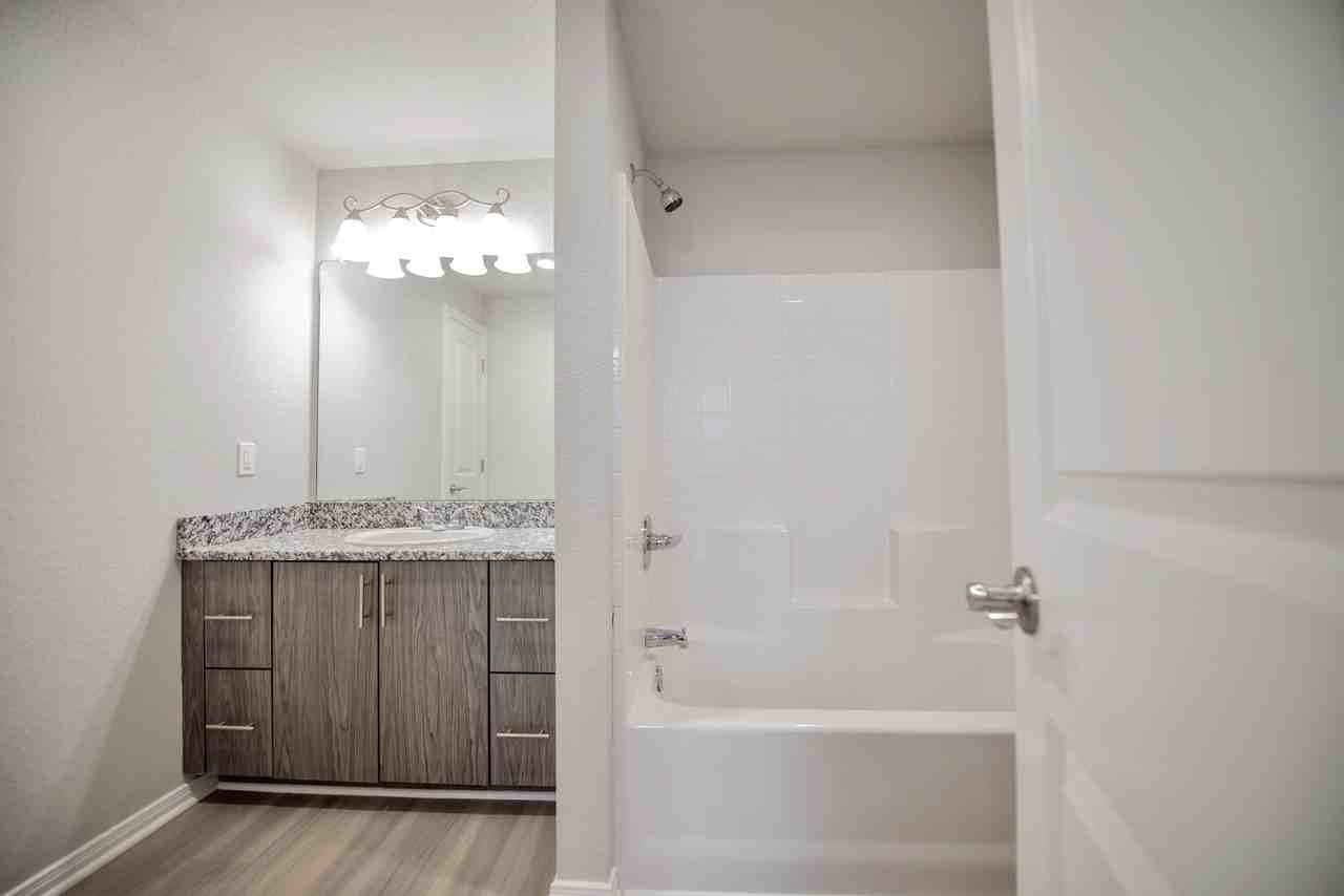 1307 Austin Ave - Photo 7 of 16