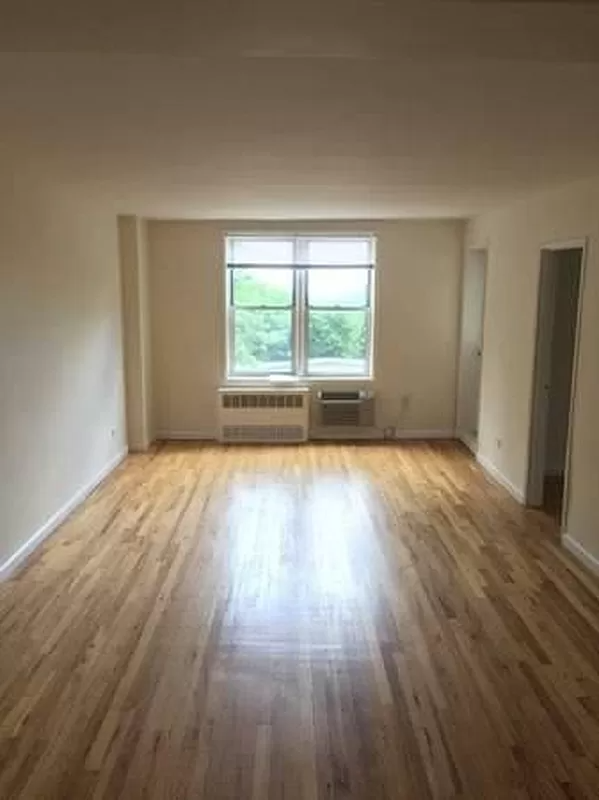 245 245 10 Grand Central Pkwy #6K - Photo 3 of 7