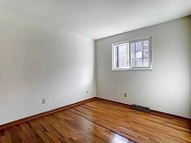 1033 Folkestone Rd - Photo 2 of 33