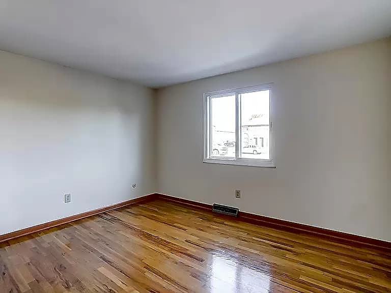 1033 Folkestone Rd - Photo 3 of 33