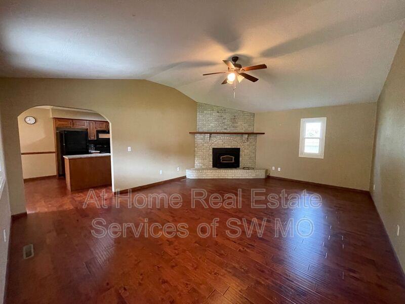 201 W Sally Ln - Photo 2 of 15