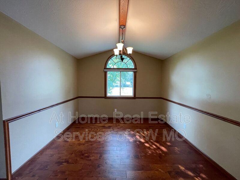 201 W Sally Ln - Photo 4 of 15