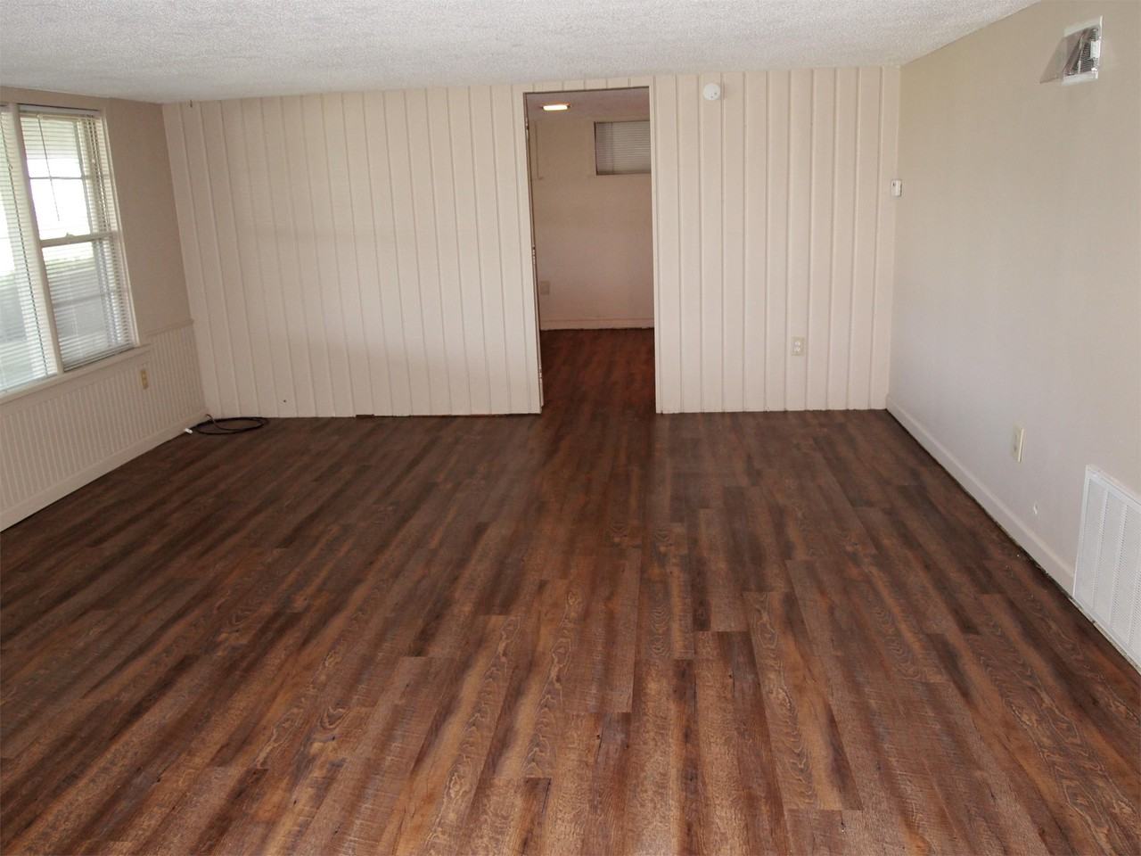 2560 Oakwood Dr - 1 #1 - Photo 3 of 13