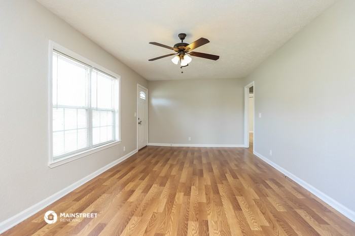 380 Meadowview Dr - Photo 3 of 16