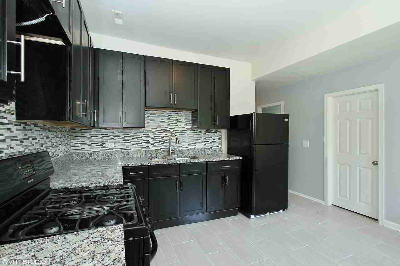 6422 South Rhodes Avenue #2 - Photo 5 of 10