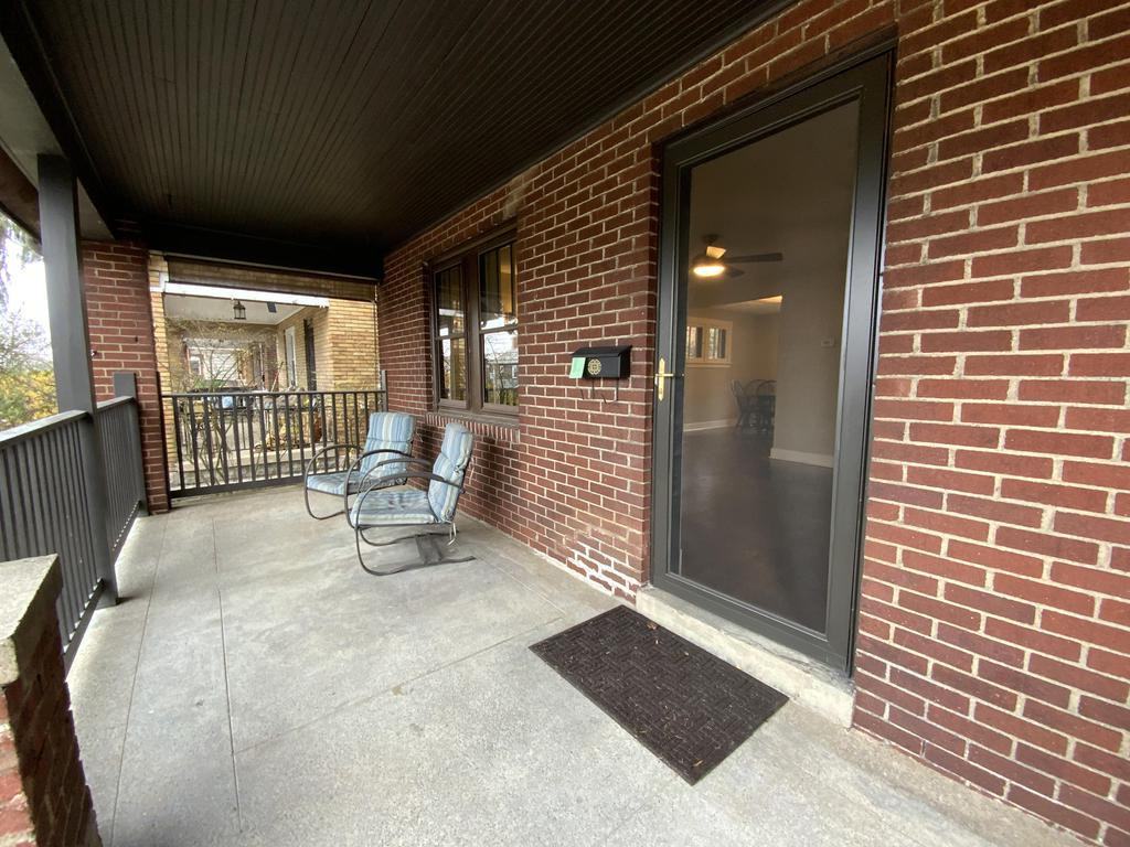 922 Deely St - Photo 2 of 24