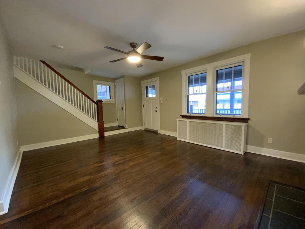 922 Deely St - Photo 3 of 24