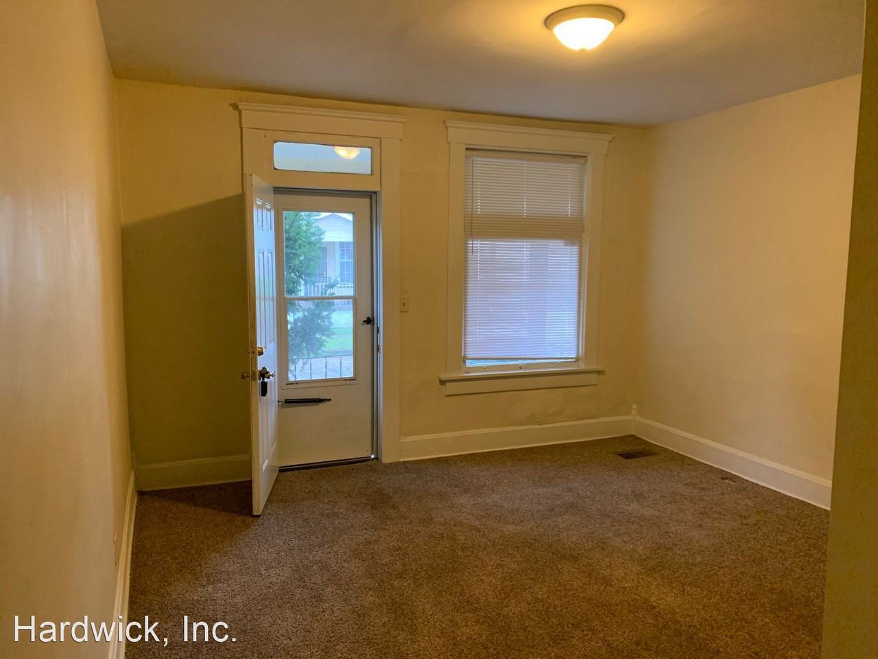 Spacious 1 Bedroom 1/2 Double with Basement & Extra Room - Photo 3 of 9