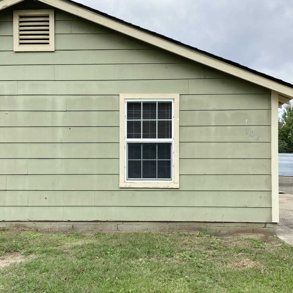 102 S Hickory St - Photo 3 of 16