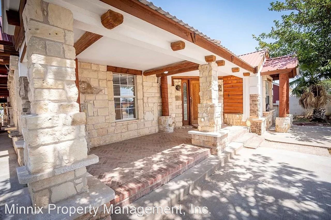 1410 Whitaker St - Photo 3 of 37