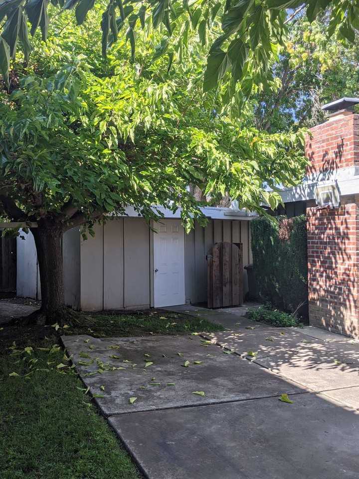 10320 Johnson Ave - Photo 3 of 26