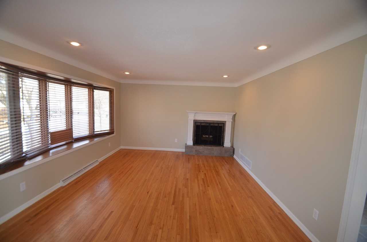 2220 Edgebrook Ave - Photo 3 of 10