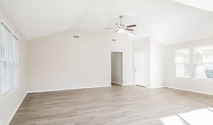 15911 Pfeiffer Dr - Photo 3 of 10