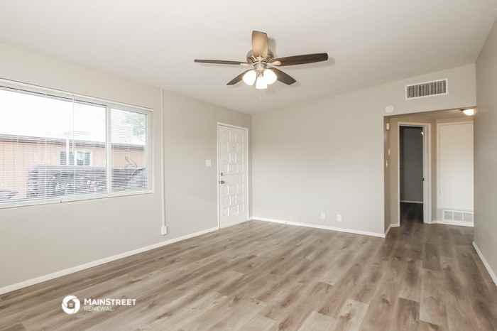 2930 N Venice Ave - Photo 3 of 15