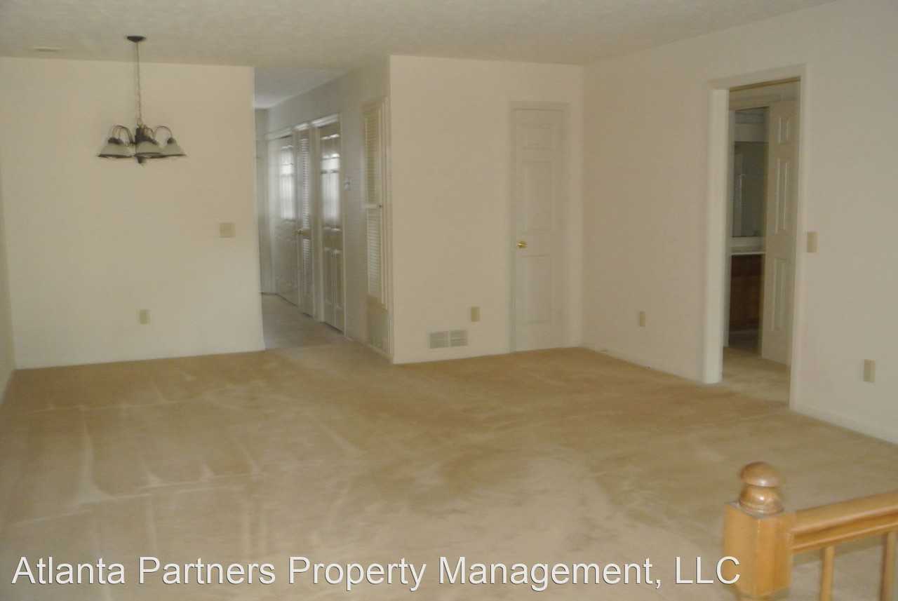 2182 Wexford Dr - Photo 2 of 4