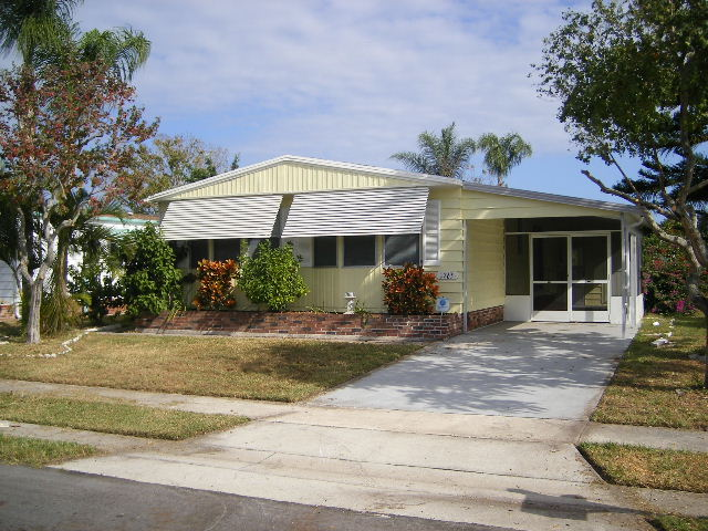 1765 Mango St Ne - Photo 2 of 24