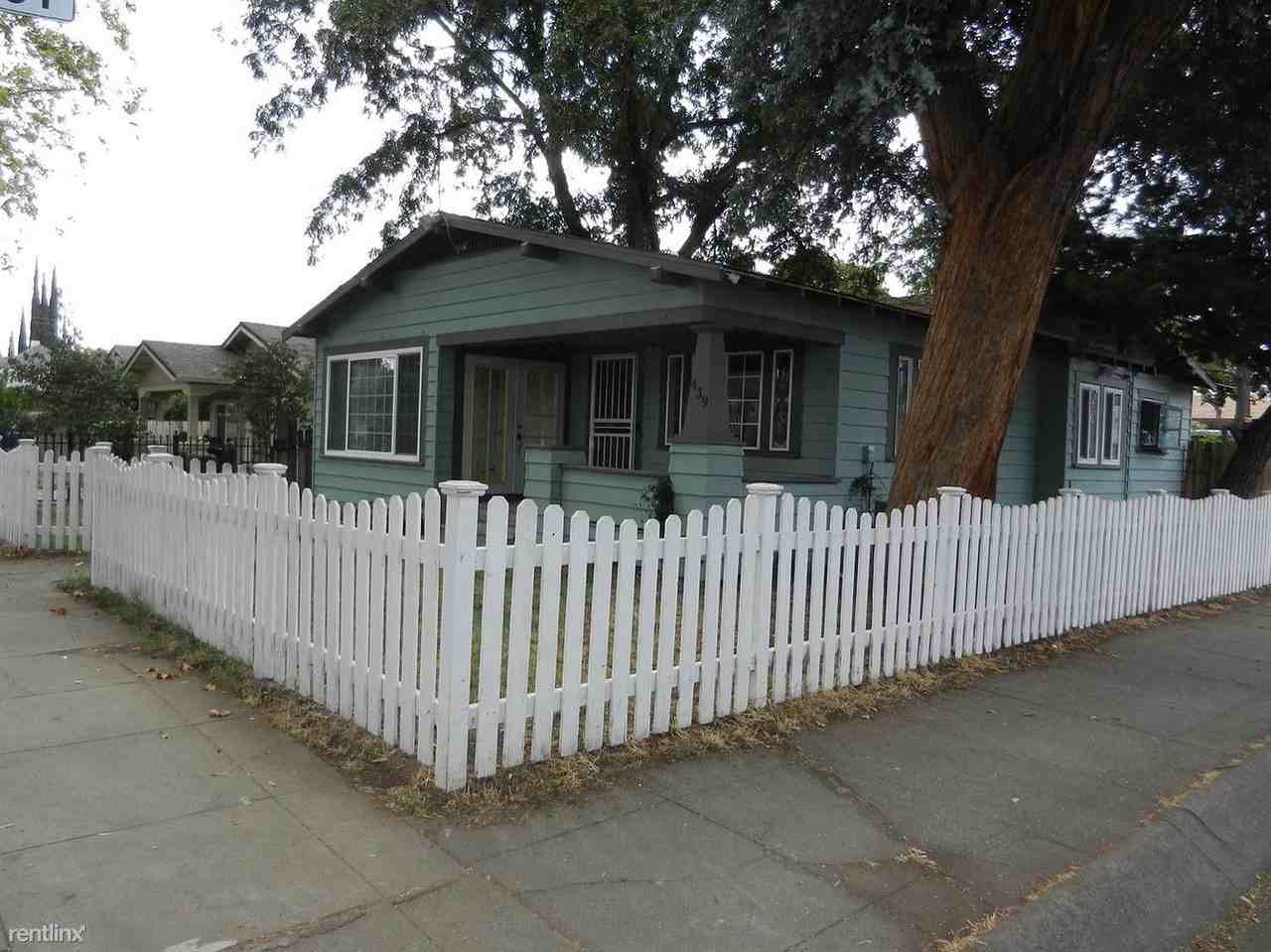 439 N School St - Photo 2 of 10