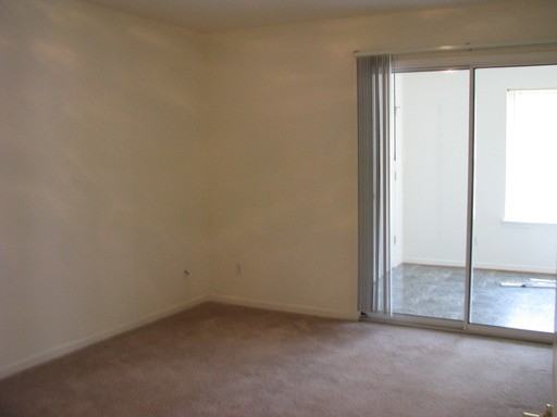 1304 Sycamore Ct - Photo 3 of 8