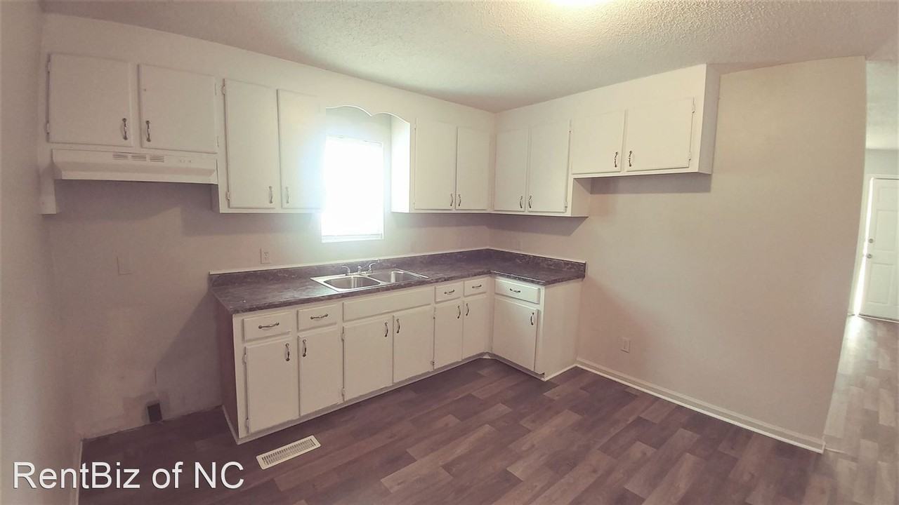 1050 Mountain Crest Dr - Photo 2 of 9