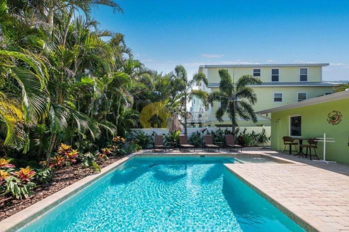 305 61st St - Photo 2 of 5