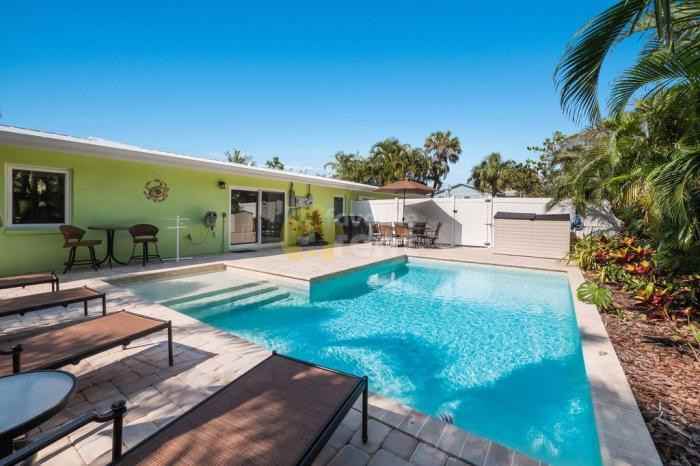 305 61st St - Photo 3 of 5