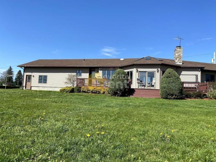 526 Lake Shore Rd - Photo 2 of 5