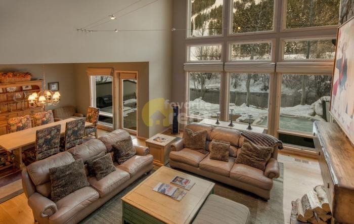 225 Lloyd Ct - Photo 2 of 5