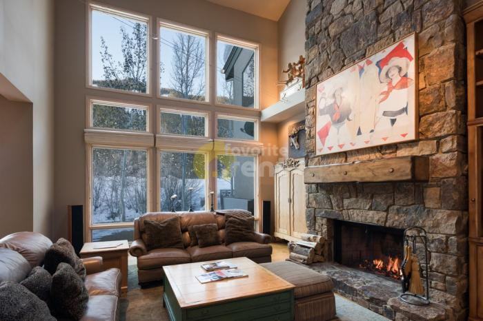 225 Lloyd Ct - Photo 3 of 5