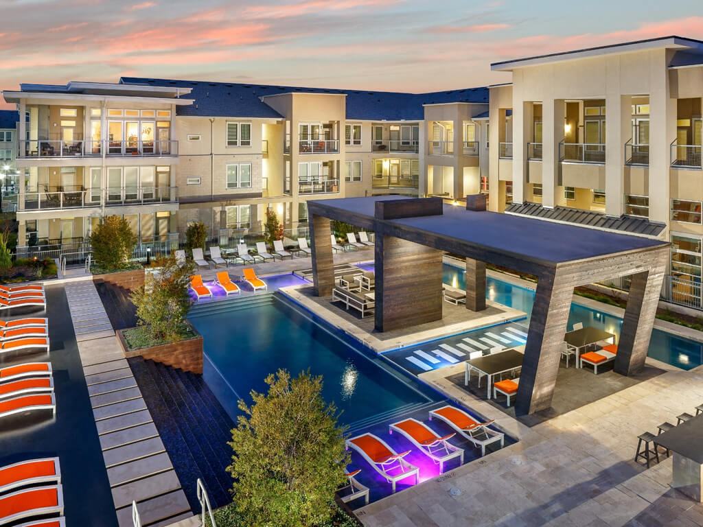 Avenue 900 - Photo 5 of 12